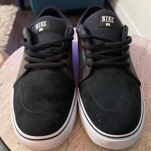 Nike Satire Canvas, Multi-Color, Black-White (Camo),
Size 10.5